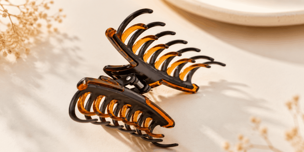 Tortoiseshell claw hair clip with amber and dark brown details